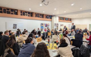 Die Gastfamilien und die deutsch-israelische Gruppe hören im Pfarrsaal in Zeil am Main den Grußworten von Susanne Makowski (KJR-Vorsitzende) und Marcus Fröhlich (2. Bürgermeister der Stadt Zeil und Geschäftsführer Landratsamt Haßberge) zu.