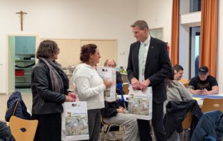 Susanne Makwoski und Marcus Fröhlich übergeben der israelischen Leiterin, Liora Hagin, Geschenke im Namen vom Landkreis Haßberge.