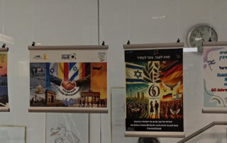 Vier der eigens gestalteten Plakate der israelischen Jugendlichen zum 60. Jubiläum der deutsch-israelischen Beziehungen im BIZ in Haßfurt.