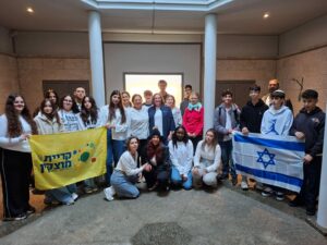 Die deutsch-israelische Gruppe mit ihren Leiterinnen und Leitern bei der Gedenkzeremonie in der Gedenkstätte in Flossenbürg,