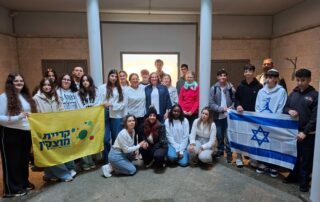 Die deutsch-israelische Gruppe mit ihren Leiterinnen und Leitern bei der Gedenkzeremonie in der Gedenkstätte in Flossenbürg,