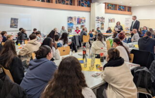 Die Gastfamilien und die deutsch-israelische Gruppe hören im Pfarrsaal in Zeil am Main den Grußworten von Susanne Makowski (KJR-Vorsitzende) und Marcus Fröhlich (2. Bürgermeister der Stadt Zeil und Geschäftsführer Landratsamt Haßberge) zu.