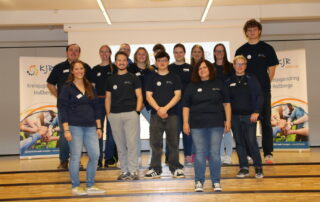 Gruppenbild des großen KJR-Teams, bestehend aus 14 Personen, bei der Zukunftswerkstatt in Knetzgau.