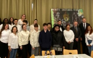 Gruppenfoto der isrealischen Gruppe vor dem Gemälde der Künstlerin mit den israelischen Betreuern, Marcus Fröhlich und Susanne Makowski.
