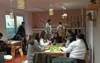 Die deutsch-israelische Gruppe im Hausmeisterhaus der Mittelschule Haßfurt am Abschiedsabend beim Essen und Spiele spielen.