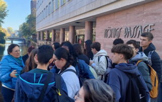 Die Gruppe bei der Stadtführung durch dei Nürnberger Innenstadt an der Königspassage.