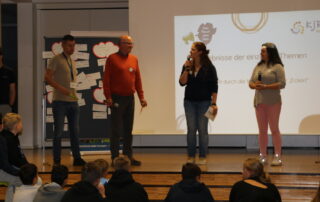 KJR-Geschäftsführerin Eva Pfeil interviewt den für die Jugendarbeit zuständigen Thomas Zettelmeier, Bürgermeister Stefan Paulus und Jugendbeauftragte Nina Köberich bei der Zukunftswerkstatt in Knetzgau.