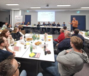 Stellvertretender Landrat Michael Ziegler steht vor dem Plenum der KJR-Vorstandschaft und spricht sein Grußwort an die Gäste und Delegierten gerichtet.